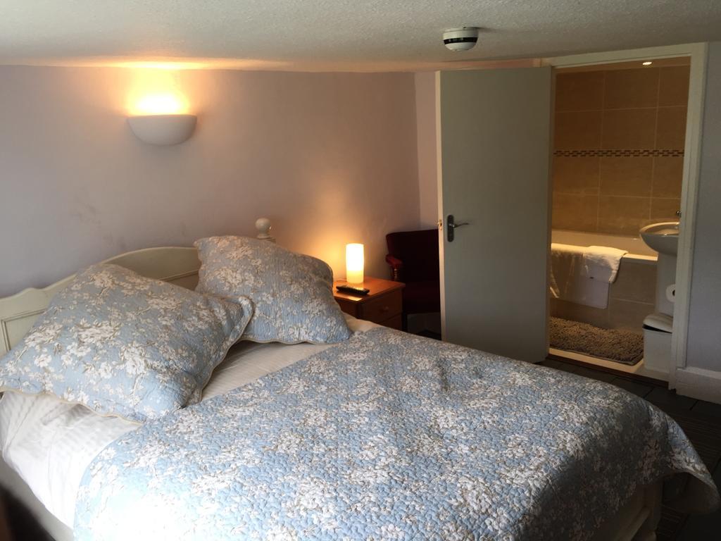 Red Lion Inn Sidbury Екстериор снимка